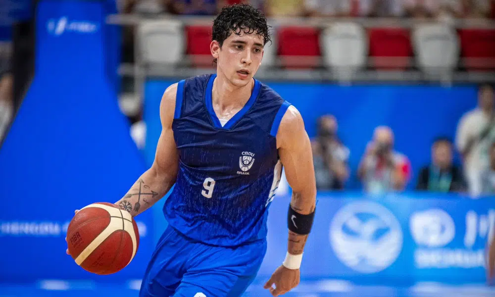 Caio Pacheco em ação durante partida do basquete nos Jogos Mundiais Universitários de Chengdu