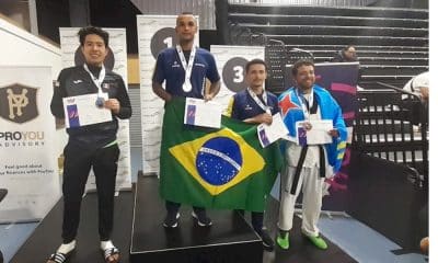 Carlos e Joel no pódio de um dos três torneios disputados na Austrália