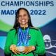 Na imagem, Carol Santiago exibindo as medalhas conquistadas no último Mundial de Natação Paralímpica.