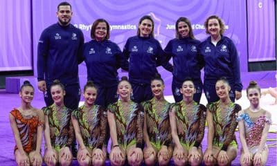 Conjunto Brasileiro Juvenil de Ginástica rítmica ajoelhado enquanto a comissão técnica está de pé