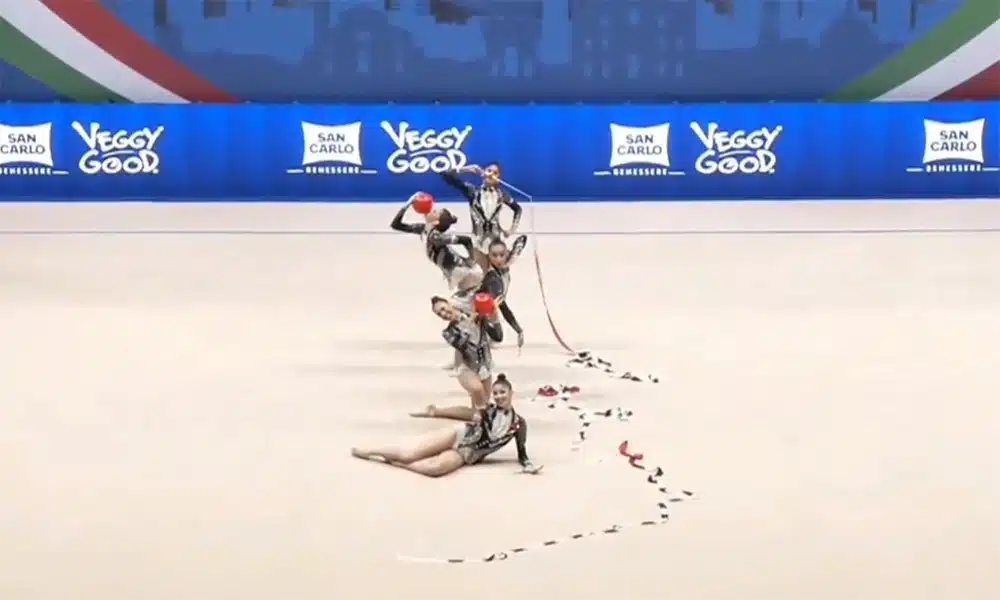 Na imagem, conjunto brasileiro alinhado ao final da apresentação.