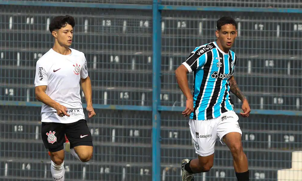 Na imagem, jogadores do Corinthians e do Grêmio na disputa do lance.