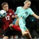 Disputa de bola na partida entre Canadá e Austrália, pela Copa do Mundo Feminina (Reprodução/Twitter/@CANWNT)
