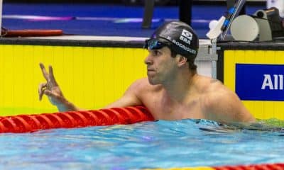 Phelipe Rodrigues acena em piscina do Mundial de natação paralímpica em Manchester (Foto: Ale Cabral/CPB)
