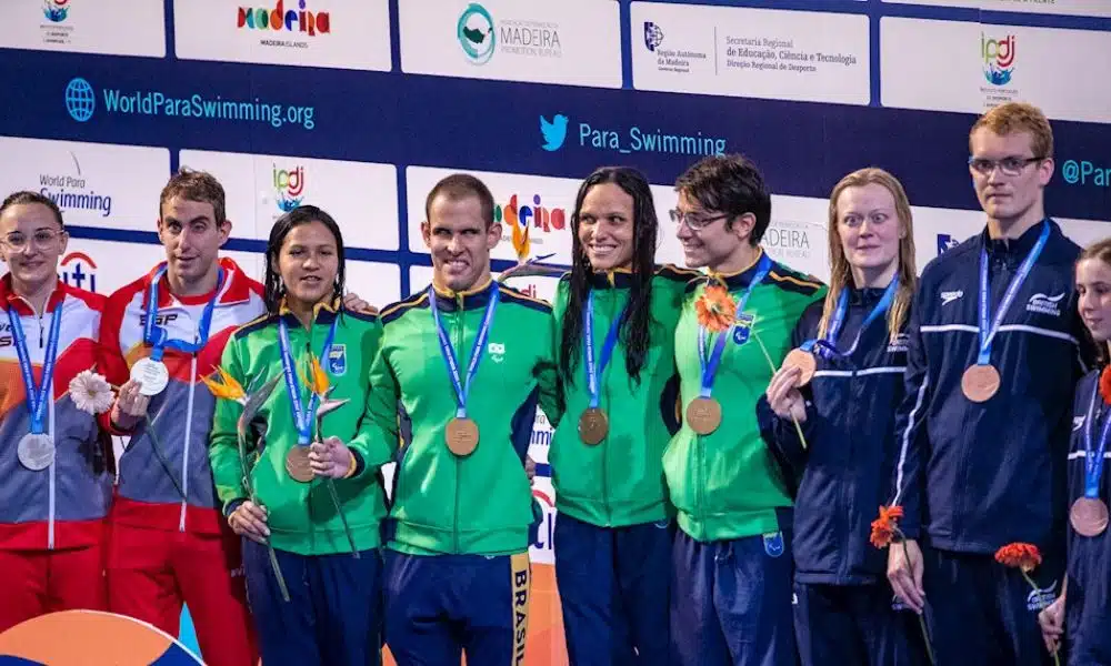 Lucilene Sousa, Matheus Rheine, Carol Santiago e Douglas Matera exibem suas medalhas no pódio, na Ilha da Madeira, Portugal (Foto: Alessandra Cabral/CPB)