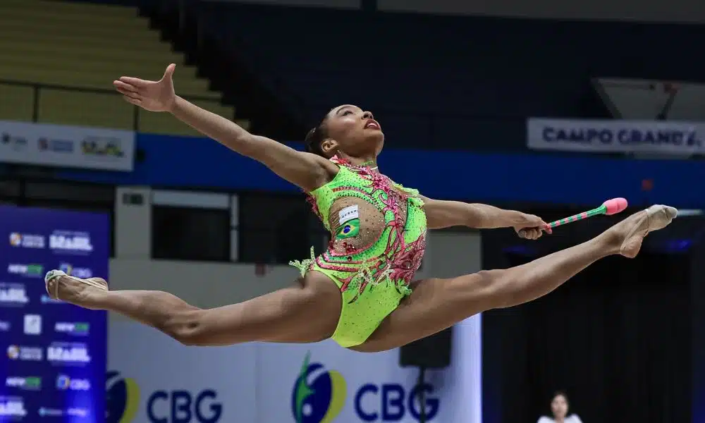 A ginasta Geovanna Santos em ação no Brasileiro de ginástica rítmica (Ricardo Bufolin/CBG)