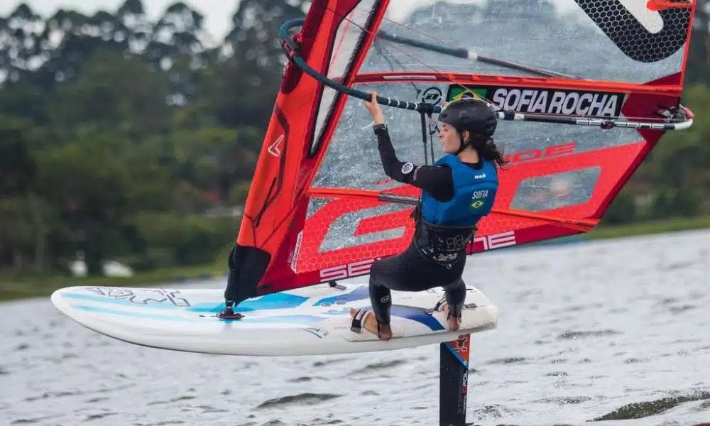 A brasileira Sofia Rocha, representante do Brasil no Europeu Júnior e Juvenil de IQFoil (Caio Souza/On Board Sports)
