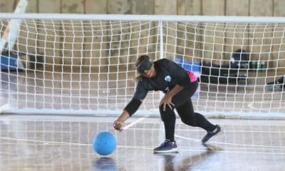 Claudia Amorim faz o arremesso com o braço direito e tem expressão de esforço no rosto (Foto: Renan Cacioli/CBDV)