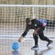 Claudia Amorim faz o arremesso com o braço direito e tem expressão de esforço no rosto (Foto: Renan Cacioli/CBDV)