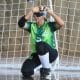 Com o joelho direito apoiado na quadra, Carol Duarte sorri e une as duas mãos à frente do rosto para formar um coração, na comemoração de seu gol na semifinal do Regional Centro-Norte de goalball (Foto: Renan Cacioli/ CBDV)