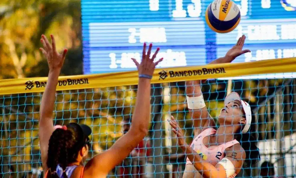 Atleta Duda Lisboa em ação na etapa de Brasília do Circuito Brasileiro de vôlei de praia (Foto: Mauricio Val/FVImagem/CBV)