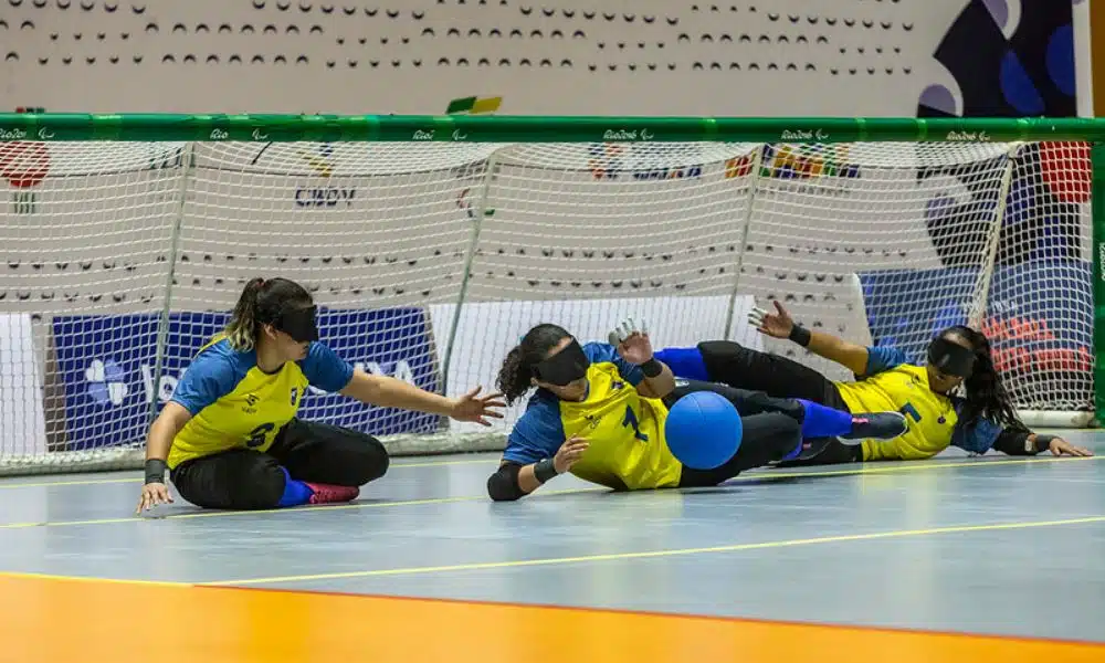 Seleção brasileira feminina juvenil de goalball em ação no Mundial de Jovens (Taba Benedicto/CBDV)