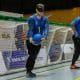Fábio Junior segura a bola na ala direita antes do arremesso. Ao seu lado, o pivô Victor Hugo e o ala esquerdo Wellington Eri estão posicionados próximos da trave do Brasil, que usa camisa azul com detalhes em amarelo no Mundial de Jovens (Foto: Taba Benedicto/CBDV)