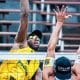 Brasileiro Evandro atacando uma bola sobre o compatriota Vitor Felipe em Montreal (Divulgação/Beach Volleyball World)