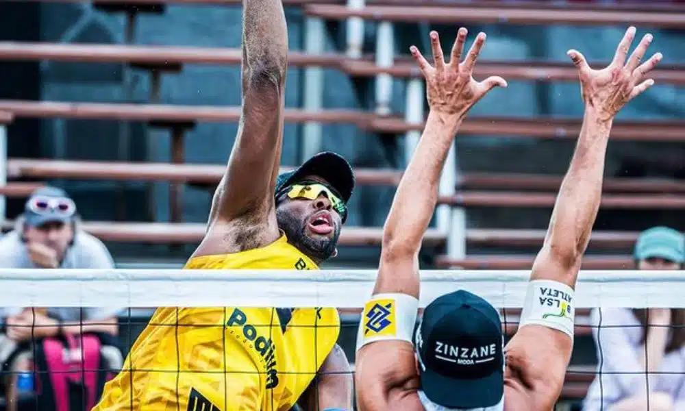 Brasileiro Evandro atacando uma bola sobre o compatriota Vitor Felipe em Montreal (Divulgação/Beach Volleyball World)