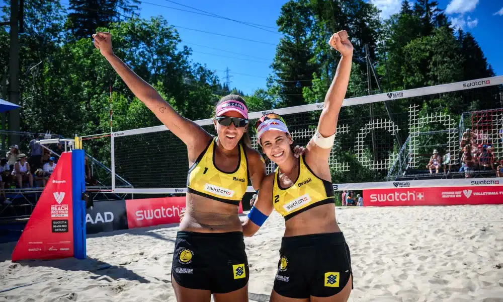 Duda e Ana Patrícia posam para foto após classificação para semifinal do Elite 16 de Gstaad