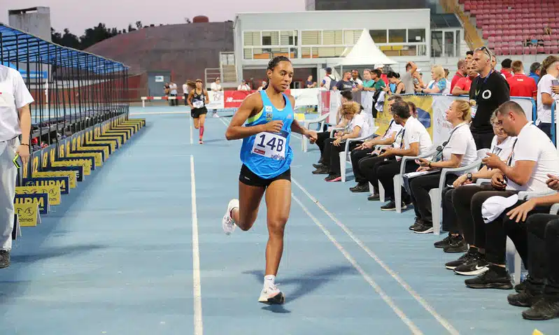 Na imagem, Ana Clara Bezerra na prova de tiro e corrida.
