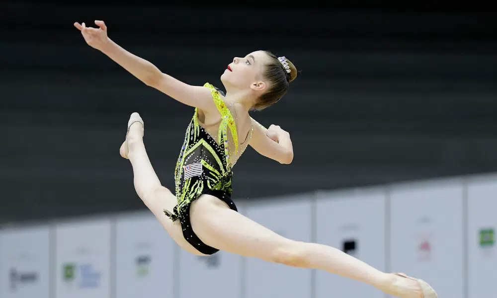 Fernanda Alvaz em ação no Mundial Juvenil de ginástica rítmica; junto a Keila Santos