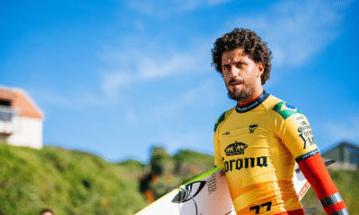 Filipe Toledo olha para o horizonte antes da estreia do J-Bay Open na WSL