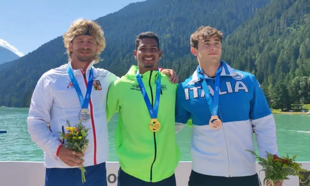 Filipe Vieira no pódio do Campeonato Mundial Júnior e Sub-23 de Canoagem Velocidade