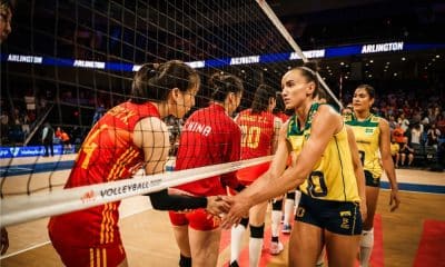 Gabi, seguida de Tainara, cumprimentam jogadoras da China no outro lado da rede após a partida
