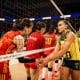 Gabi, seguida de Tainara, cumprimentam jogadoras da China no outro lado da rede após a partida