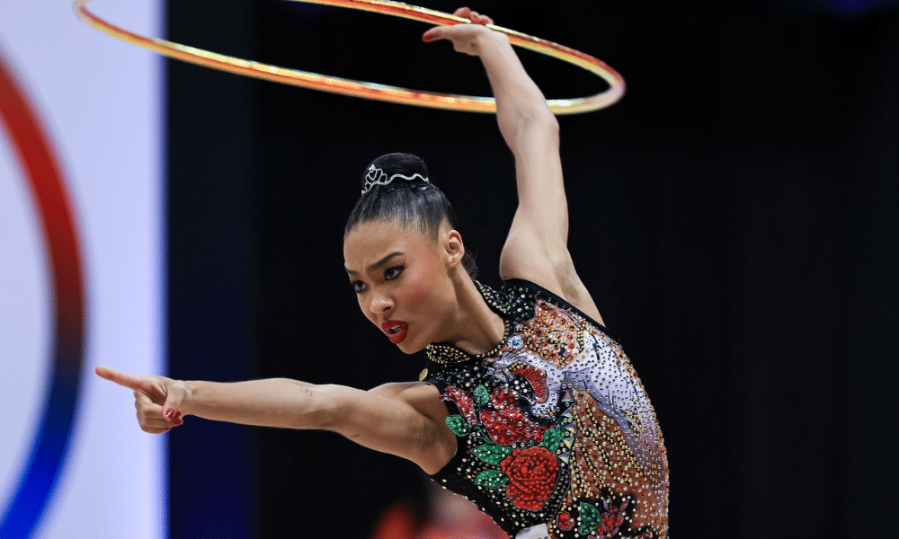 Geovanna Santos se apresentando no arco na Copa do Mundo de ginástica rítmica na Romênia. Ela pegou final no aparelho; Barbara Domingos