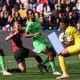 Goleira da Nigéria agarrabola enquanto jogadoras observam - Copa do Mundo Feminina