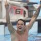 Na imagem, Guilherme Caribé comemorando na piscina.