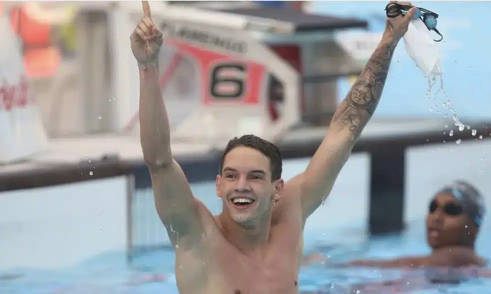 Na imagem, Guilherme Caribé comemorando na piscina.