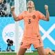 Zagueira da Holanda vibra de joelhos após marcar gol na Copa do Mundo Feminina