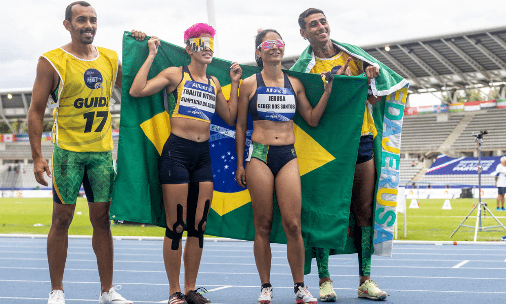 Jerusa Geber e Thalita Simplício, assim como seus guias, pousam para foto após dobradinha no Mundial de atletismo paralímpico