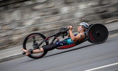 Na imagem, Jéssica Messali pedalando com sua bicicleta adaptada.