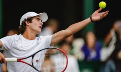 João Fonseca no momento do saque no torneio juvenil de Wimbledon