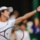 João Fonseca no momento do saque no torneio juvenil de Wimbledon