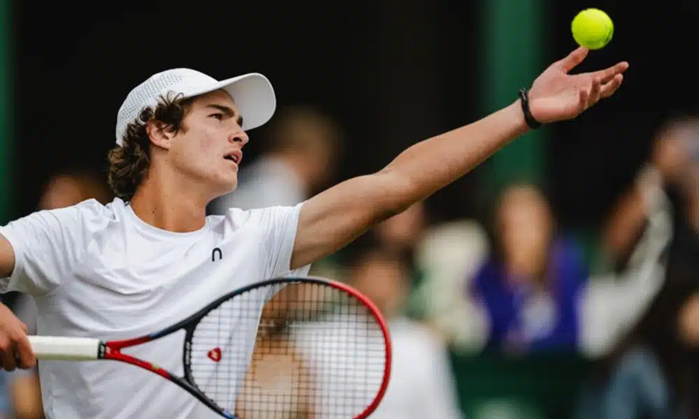 João Fonseca no momento do saque no torneio juvenil de Wimbledon