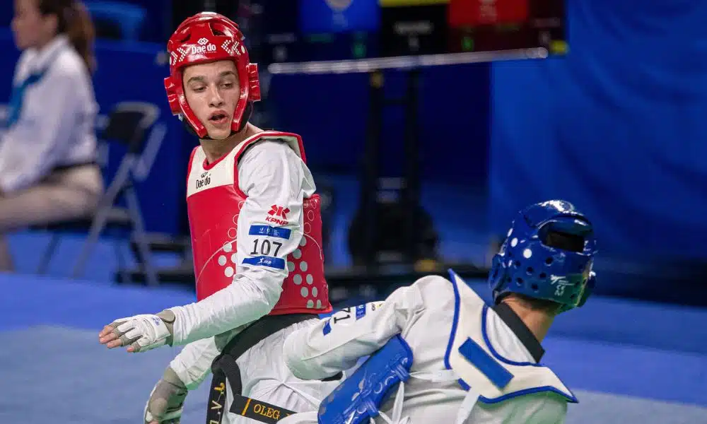 João Victor Diniz em ação no taekwondo dos Jogos Mundiais Universitários de Chengdu