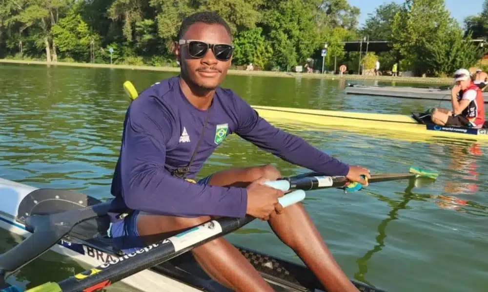 João Vinicius Batista em barco no Mundial Sub-23 de Remo