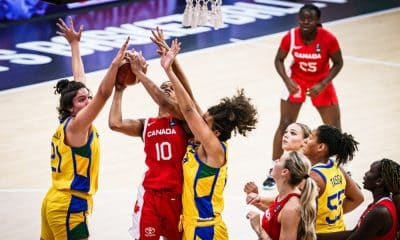 Jogadoras do Brasil e Canadá disputam bola no garrafão pelo Campeonato Mundial de Basquete Feminino Sub-19 (Divulgação/FIBA)
