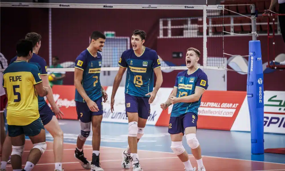 Jogadores do Brasil comemoram ponto na partida contra o México no Campeonato Mundial Sub-21 de Voleibol masculino