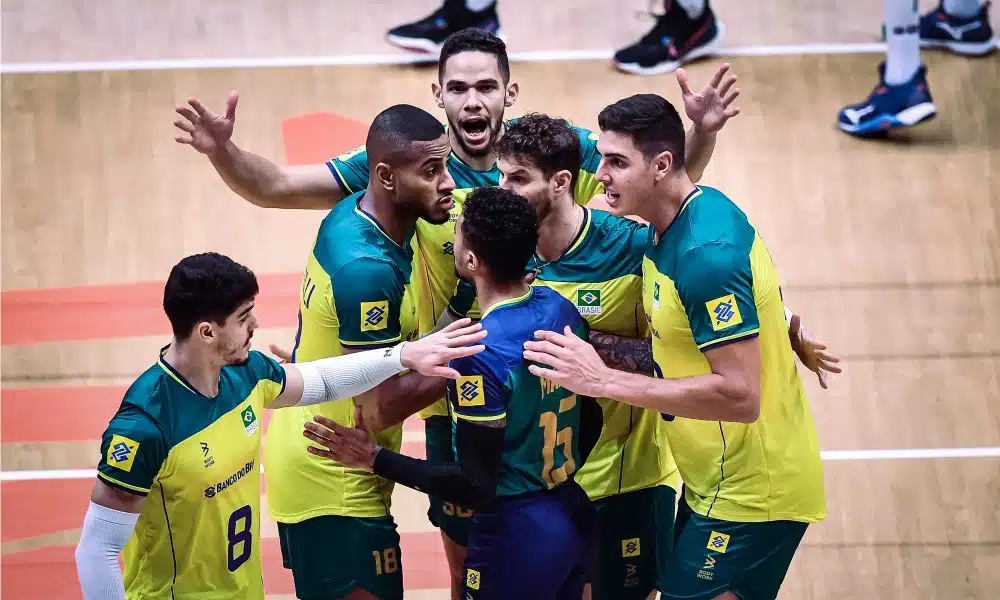Jogadores do Brasil se abraçam após ponto em partida pela Liga das Nações de Voleibol Masculino (VNL)