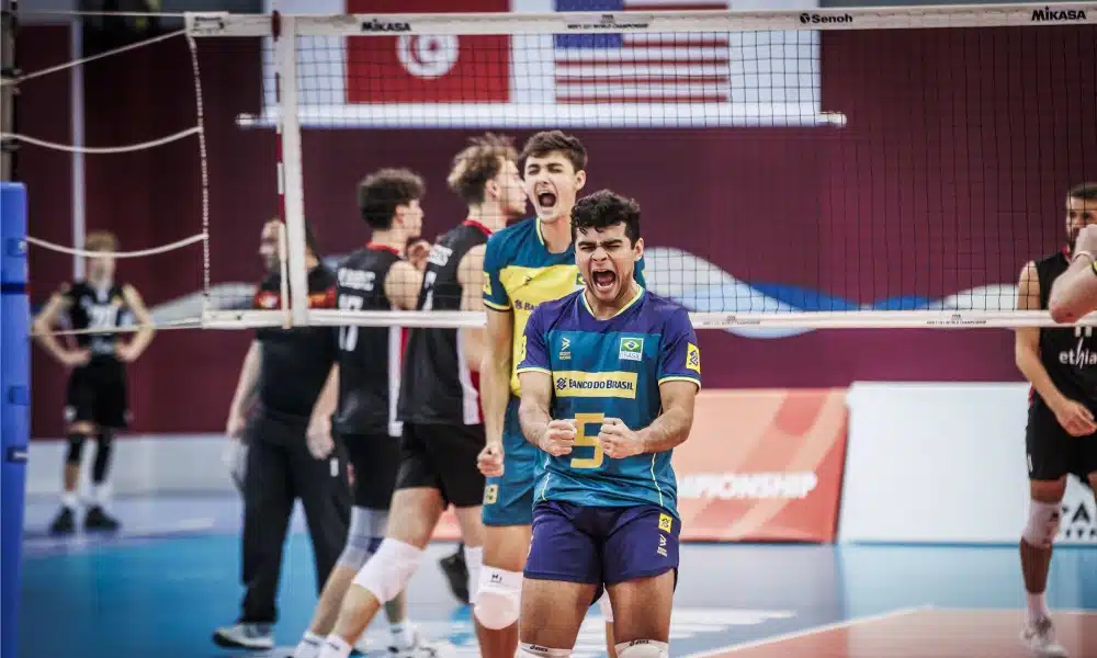 Jogadores do Brasil vibram com ponto diante da Bélgica no Campeonato Mundial de Voleibol masculino