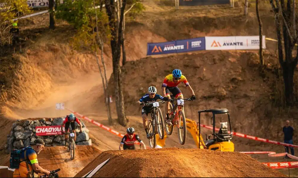 Na imagem, José Gabriel pedalando à frente dos concorrentes na prova de Mountain Bike.