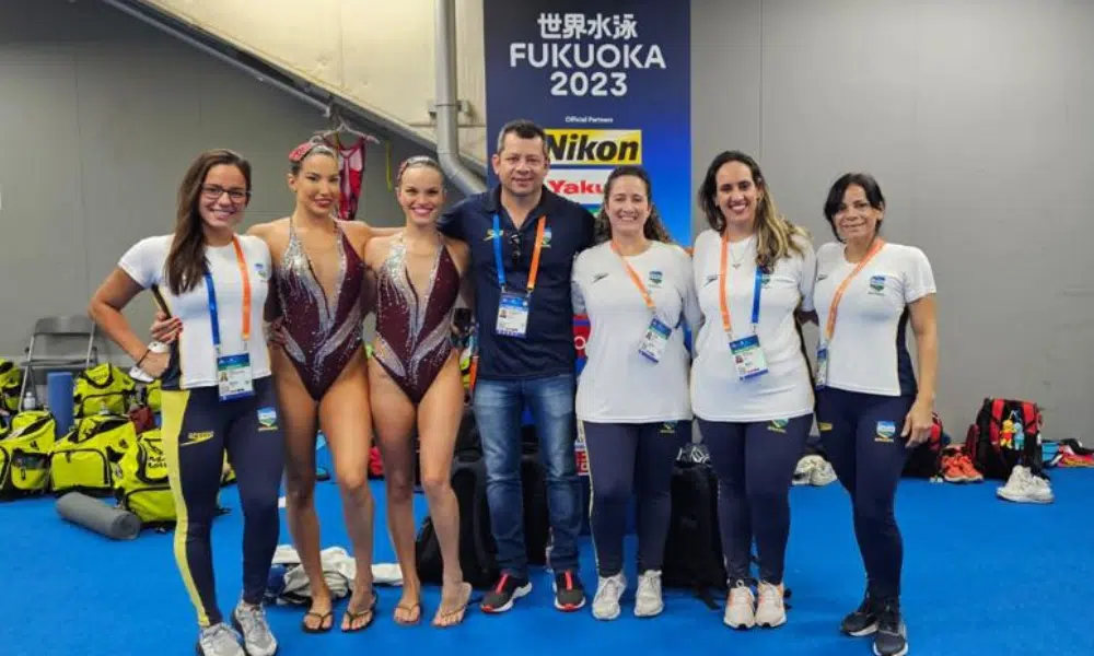 Laura Miccuci e Gabriela Regly junto à comissão técnica do nado artístico no Mundial de Esportes Aquáticos antes do dueto técnico