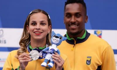 Lorena Spoladore recebe a medalha de prata no Mundial de atletismo paralímpico