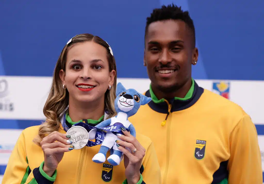 Lorena Spoladore recebe a medalha de prata no Mundial de atletismo paralímpico