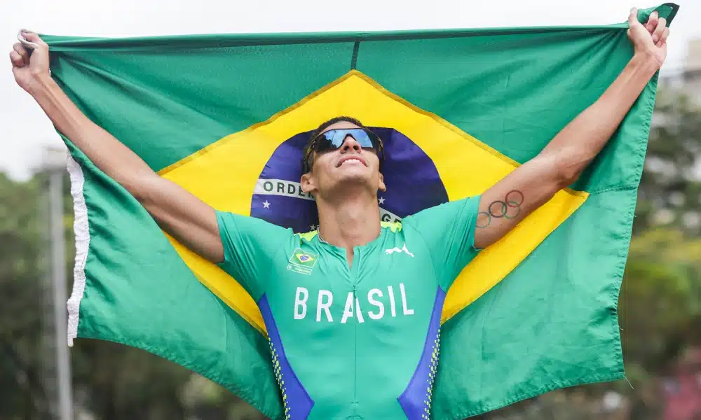 Lucas Carvalho comemora índice nos 400m livre com bandeira do Brasil