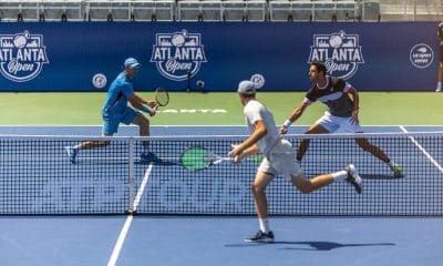 Na imagem, Marcelo Melo e John Peers tentando salvar um ponto.