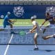 Na imagem, Marcelo Melo e John Peers tentando salvar um ponto.