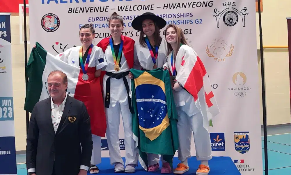 Maria Eduarda Stumpf no pódio de torneio de parataekwondo na França
